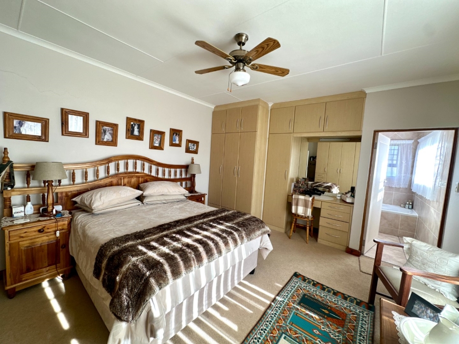 4 Bedroom Property for Sale in Fraaiuitsig Western Cape